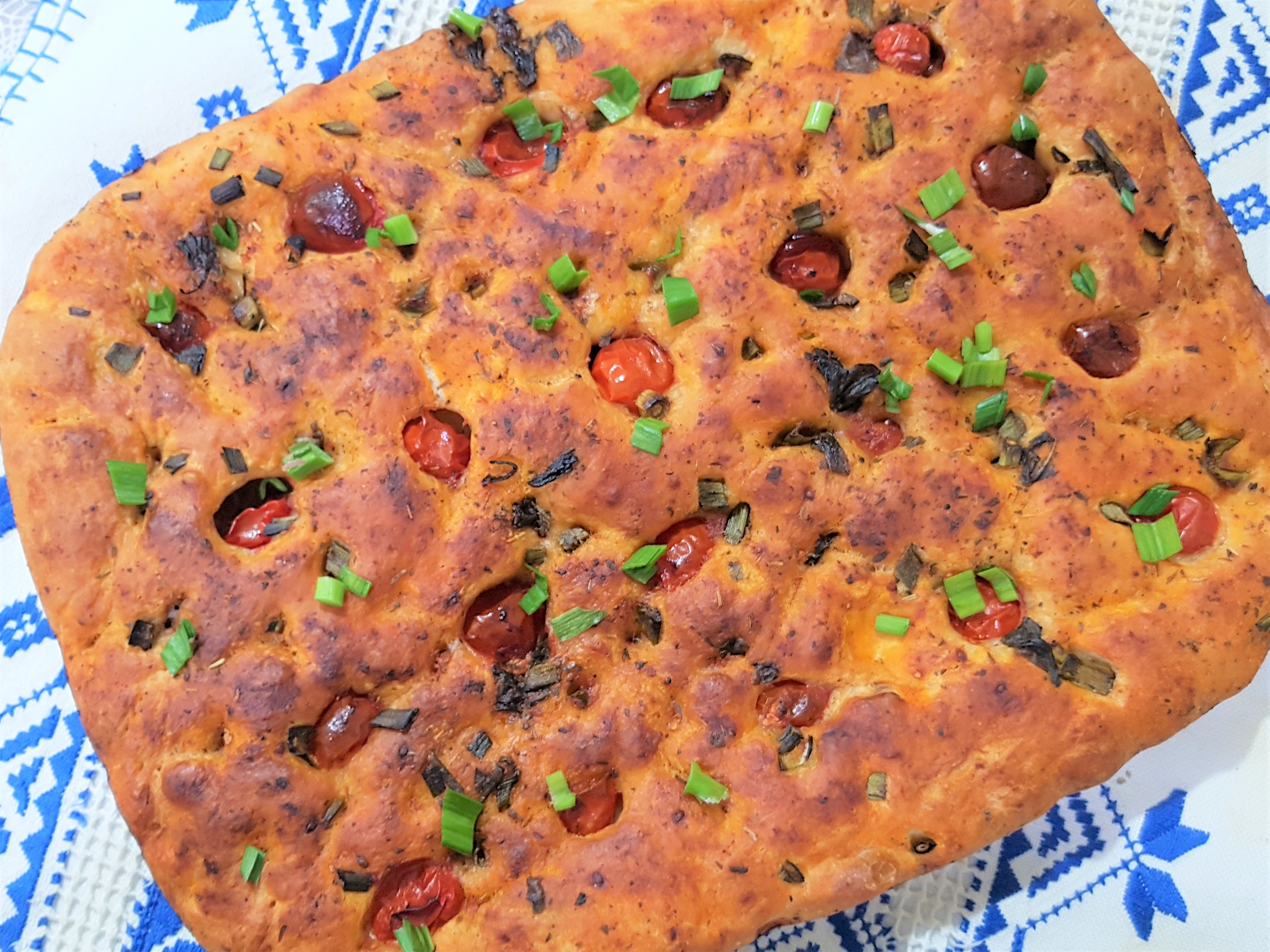 Foccacia cu cherry, usturoi verde si ierburi italiene