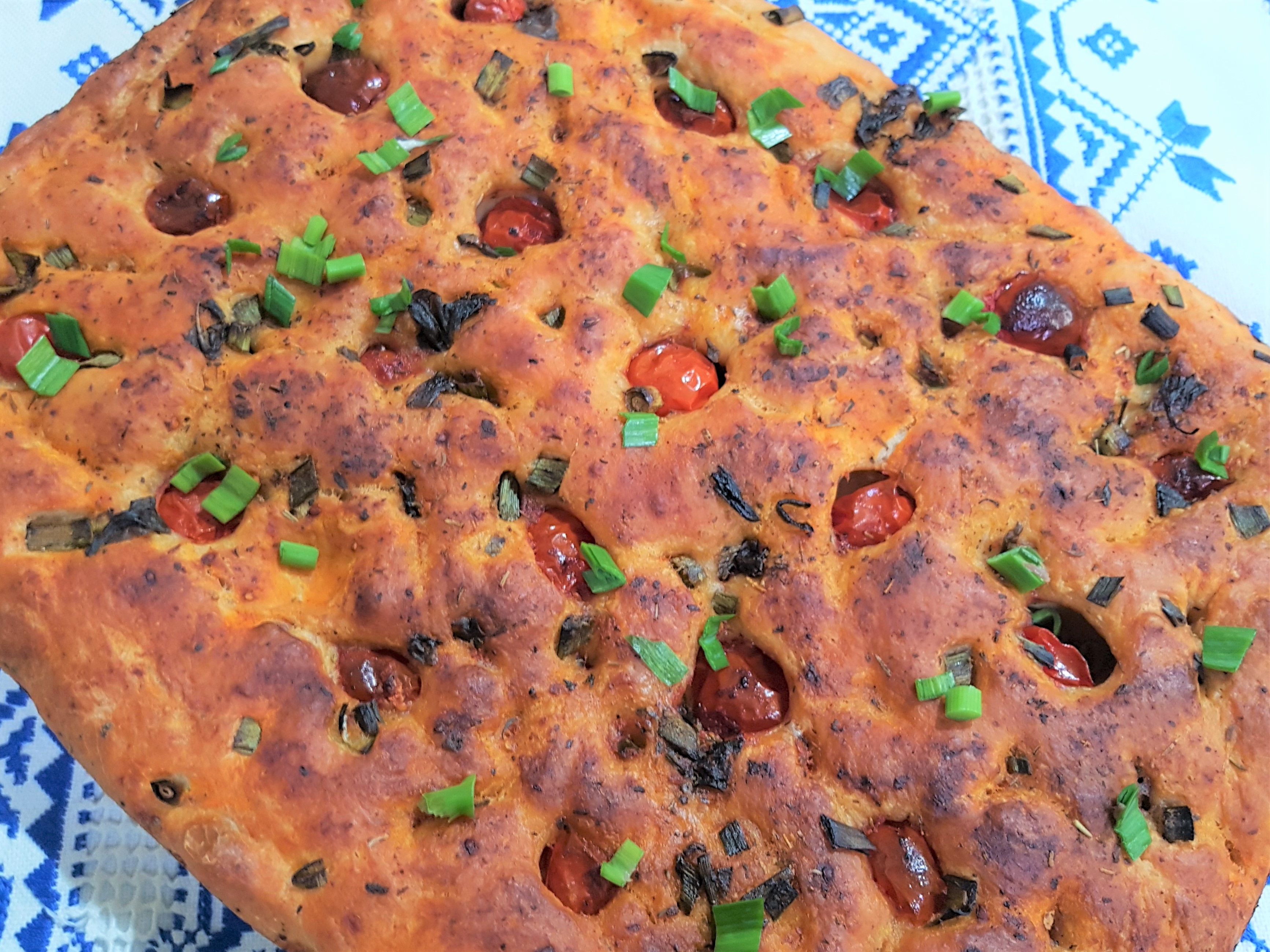 Foccacia cu cherry, usturoi verde si ierburi italiene