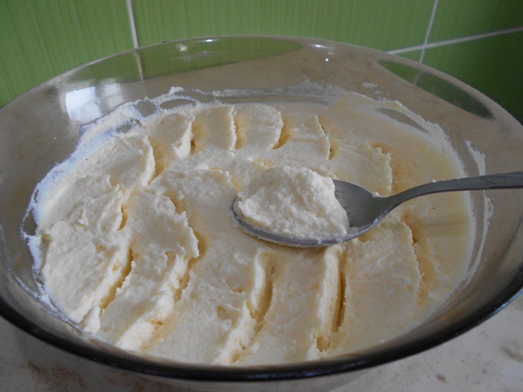 Crema de mascarpone cu frisca, pentru torturi si prajituri