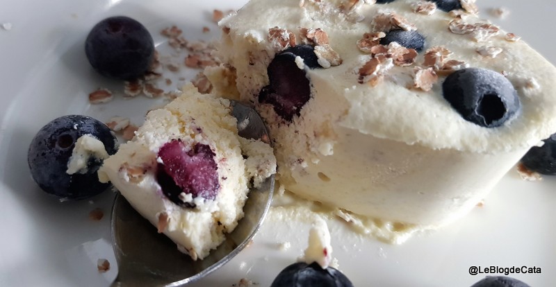 Desert inghetata cu mascarpone, afine si fulgi de hrisca