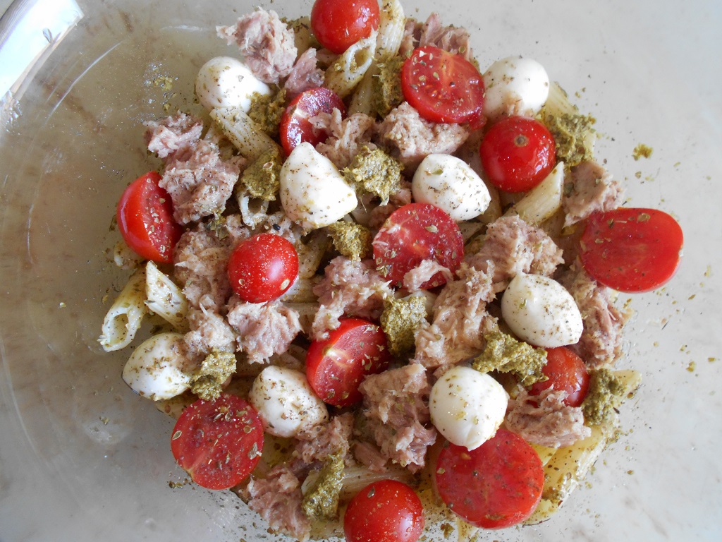 Salata mediteraneana, cu paste, ton, rosii cherry si pesto