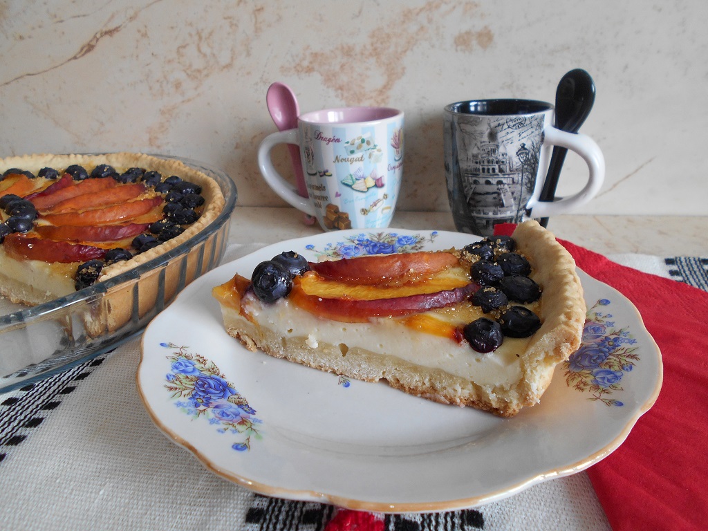 Desert tarta cu branza dulce, nectarine si afine