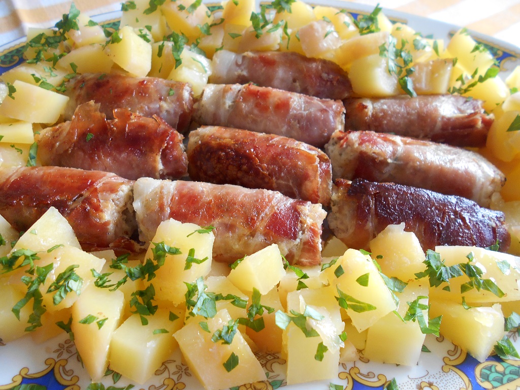 Mini rulouri din carne tocata de porc, in bacon, cu cartofi natur