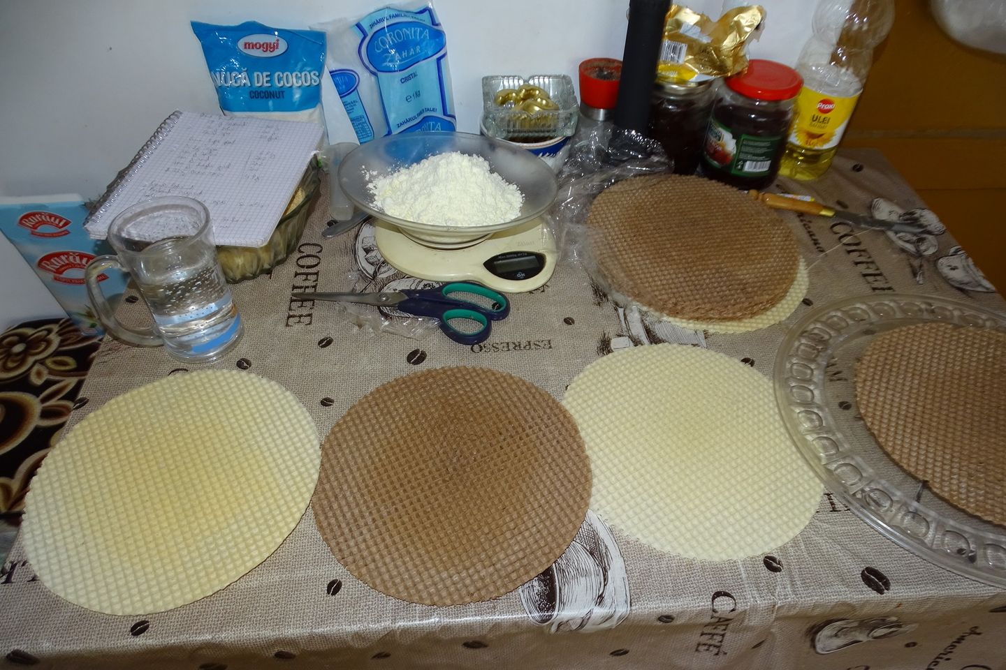 Desert prajitura cu foi de napolitana si doua creme