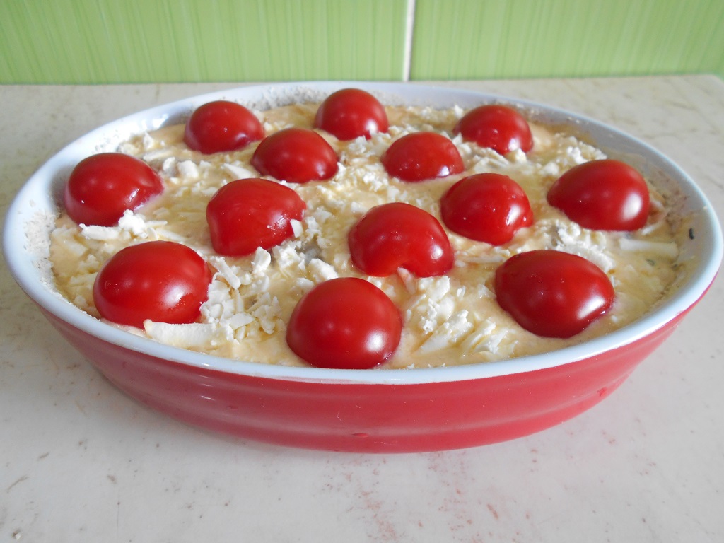 Aperitiv budinca sarata, cu ardei copti, telemea si rosii cherry