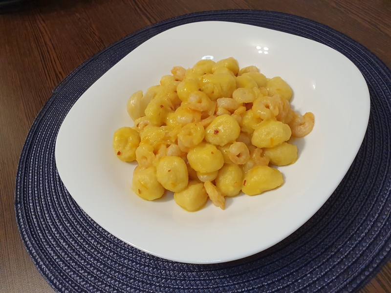 Gnocchi cu creveti in sos de portocale