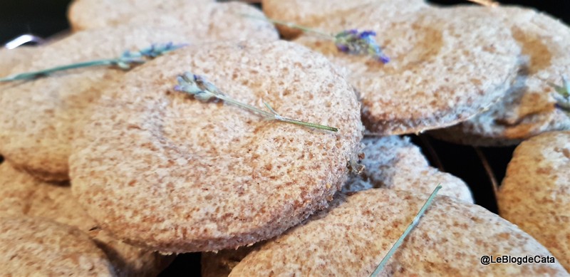 Desert biscuiti din faina de alac, parfumati cu lavanda