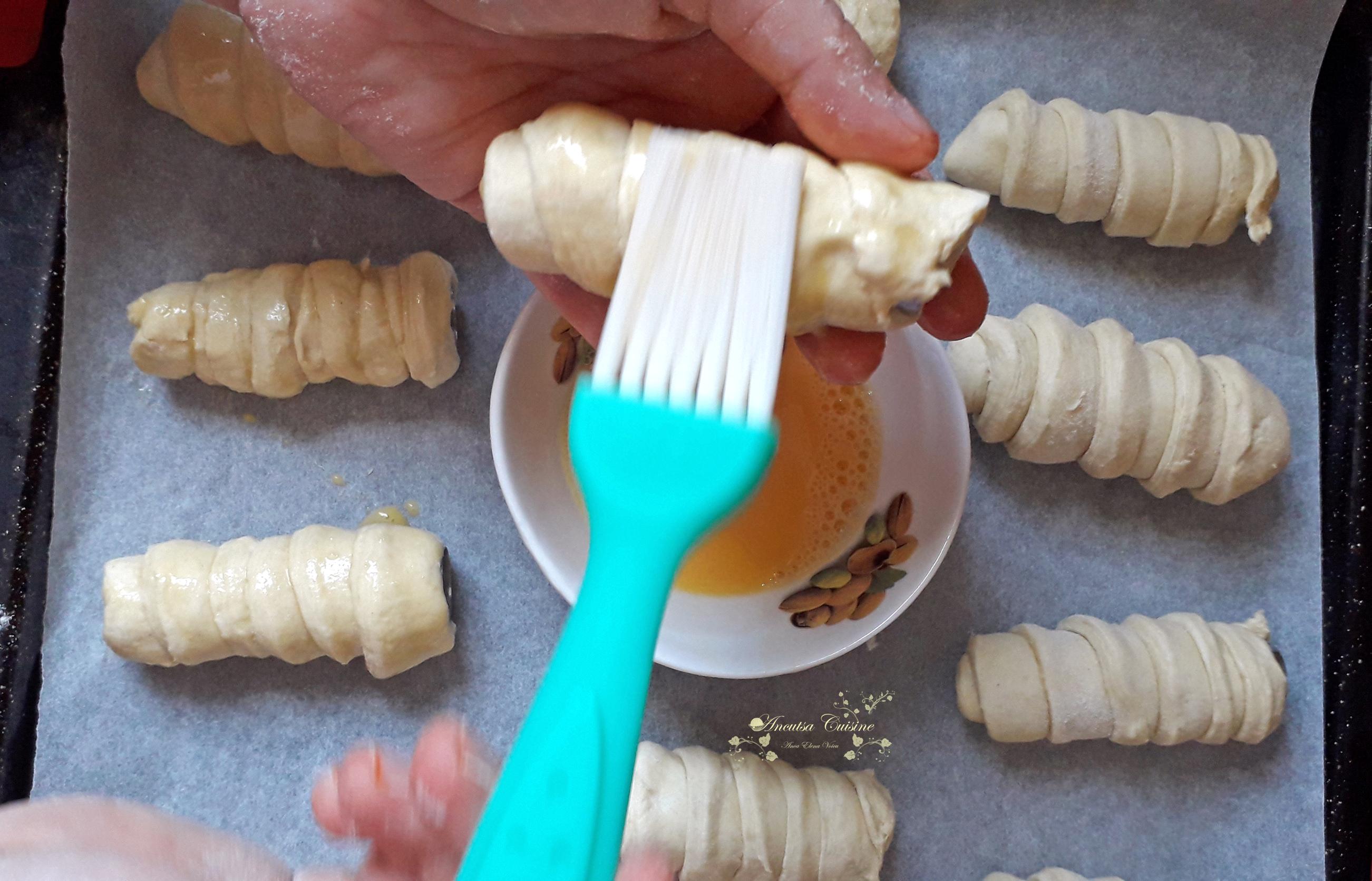 Desert rulouri cu foietaj de casa si crema de lamaie