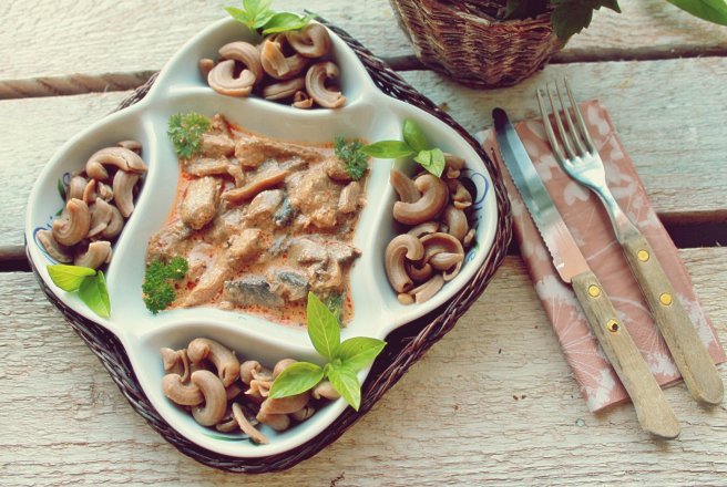 Stroganoff din carne de porc si ciuperci la slow cooker Crock Pot