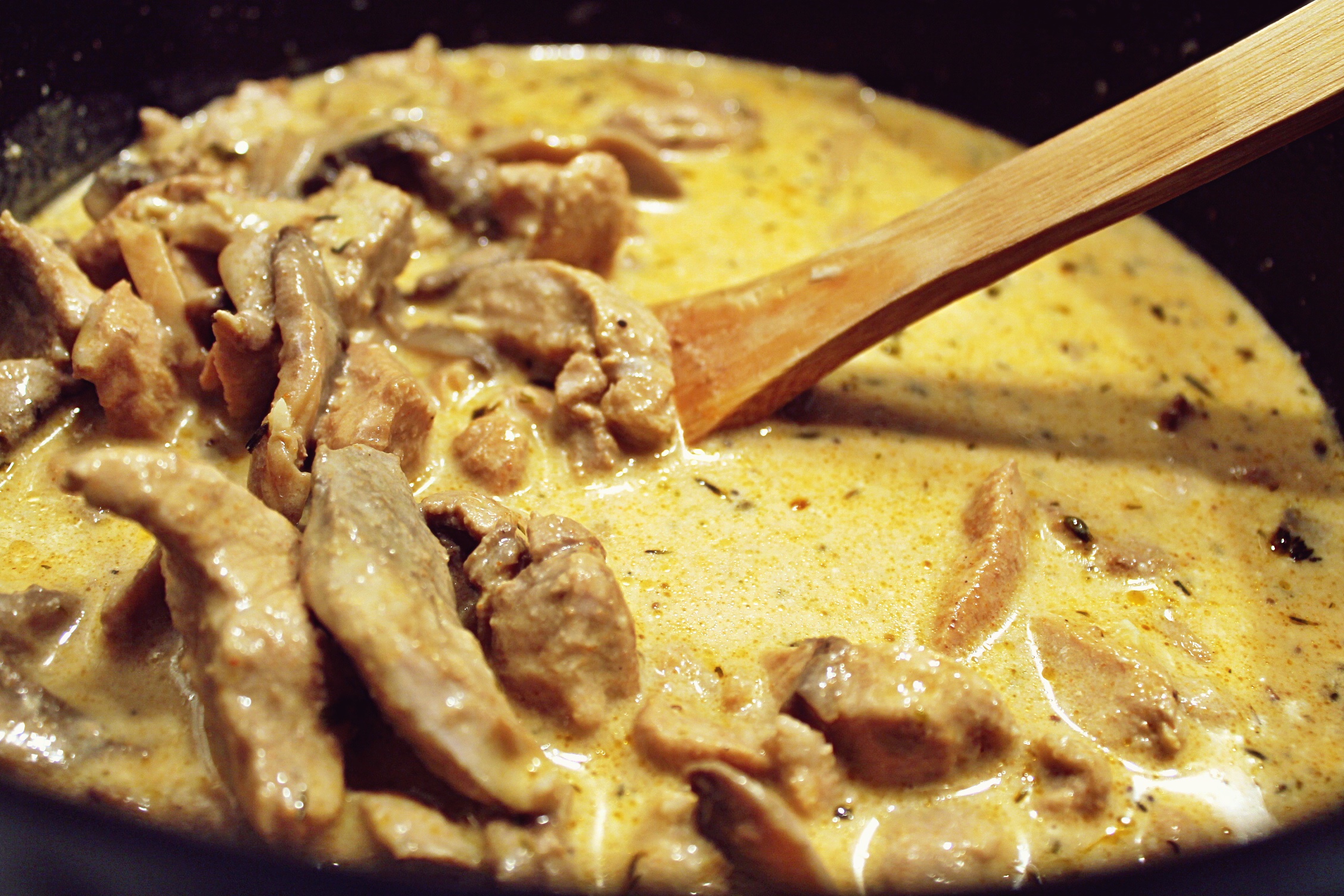 Stroganoff din carne de porc si ciuperci la slow cooker Crock Pot