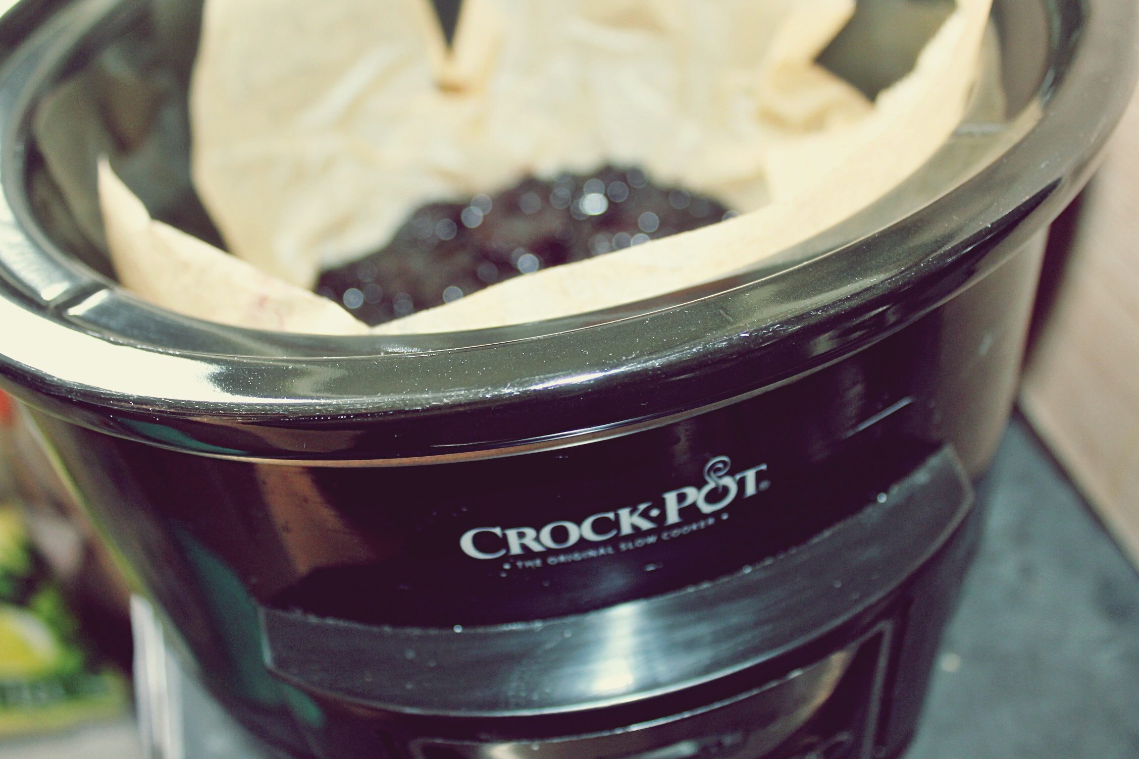 Desert crumble cu prune si afine la slow cooker Crock Pot