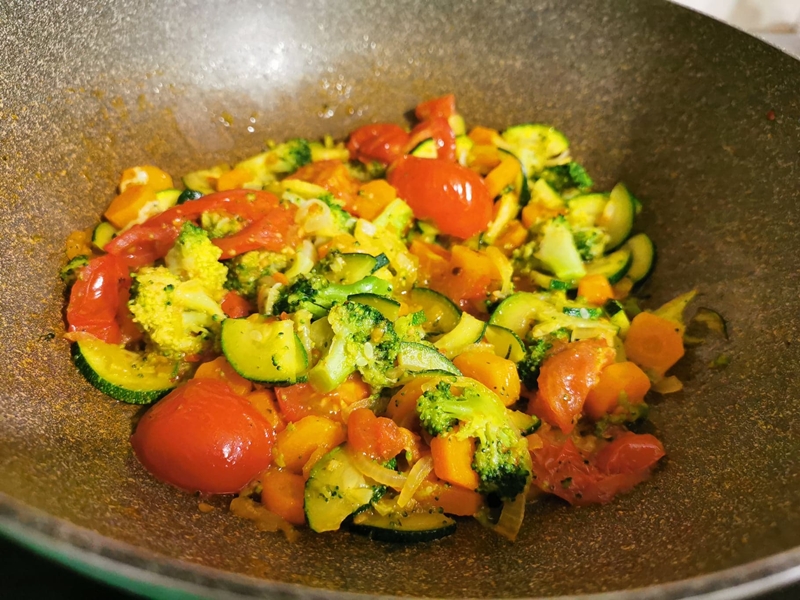 Broccoli, zucchini si rosii cherry in unt