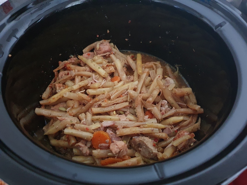 Fasole pastai cu carne de porc la slow cooker Crock Pot