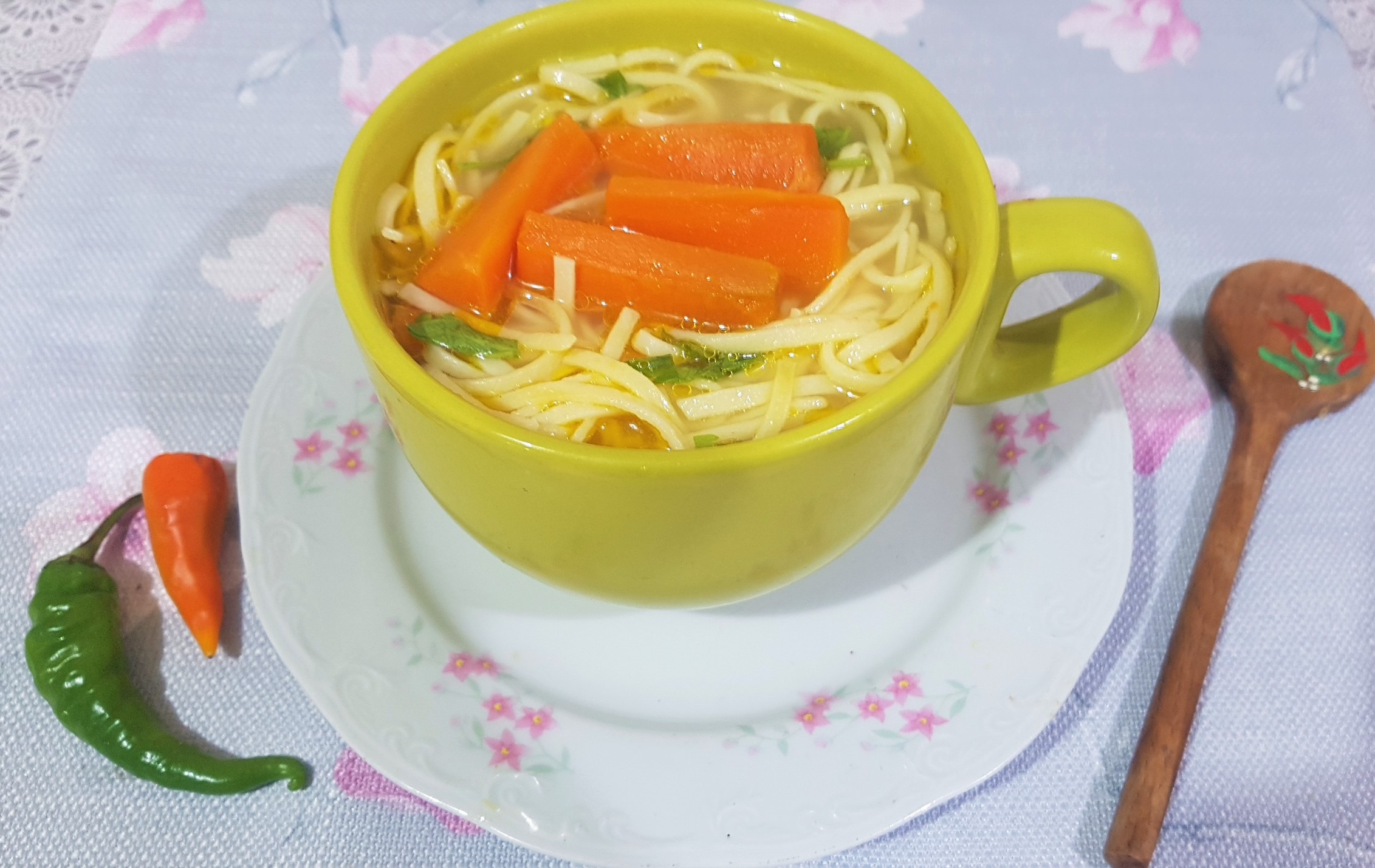 Supa de gaina cu taitei preparata la slow cooker Crock Pot