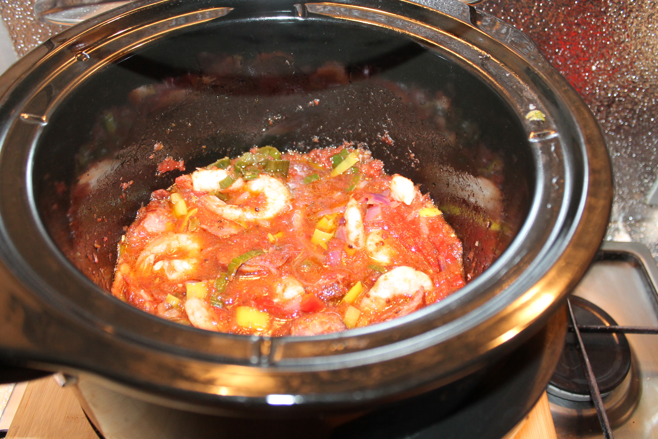 Creveti cu vegetale si carnati la slow cooker Crock Pot