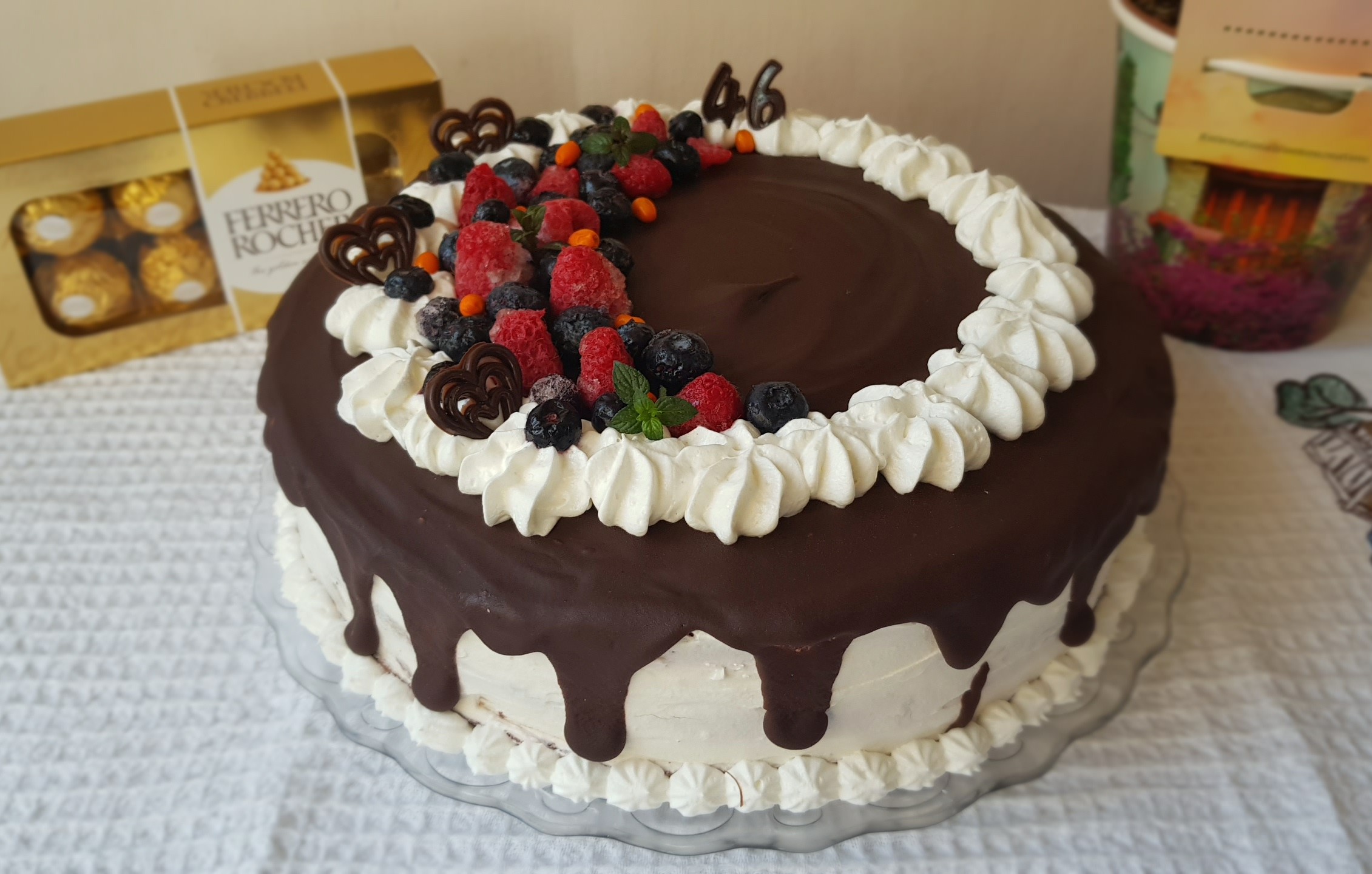 Desert tort cu crema de ciocolata, crema cu mascarpone si fructe