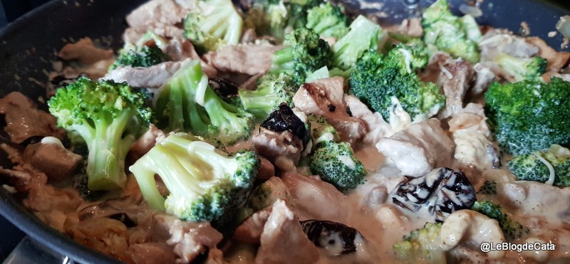 Carne de porc cu broccoli, crema de cocos si prune uscate