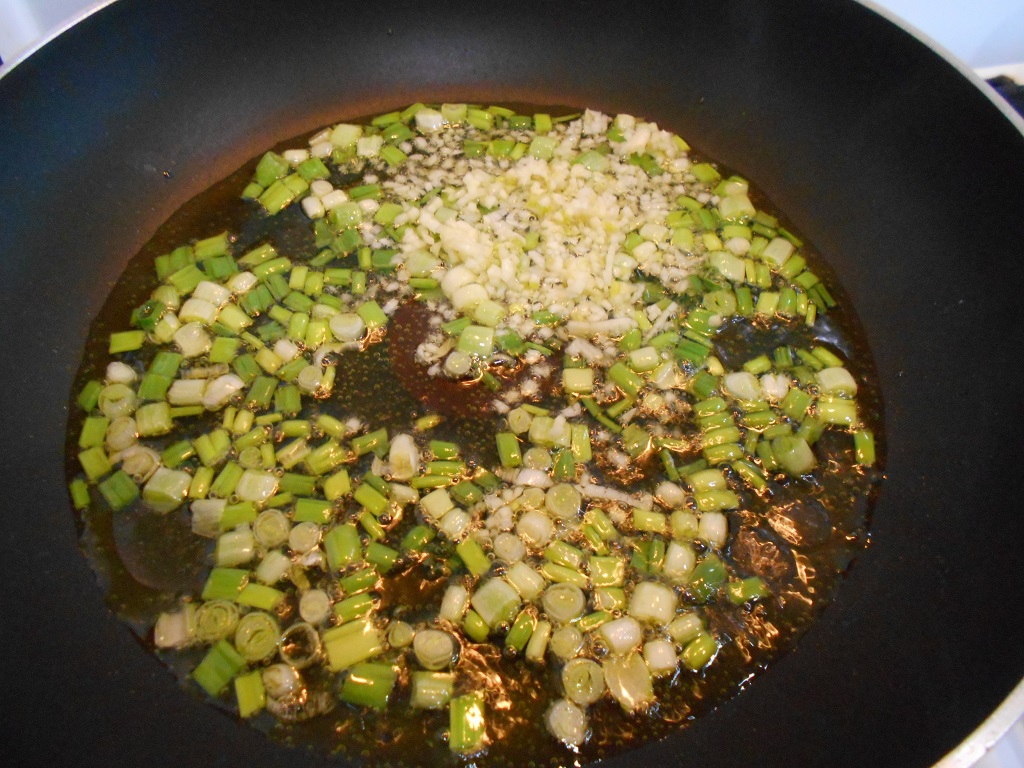 Salata calda de paste, cu legume si mozzarella