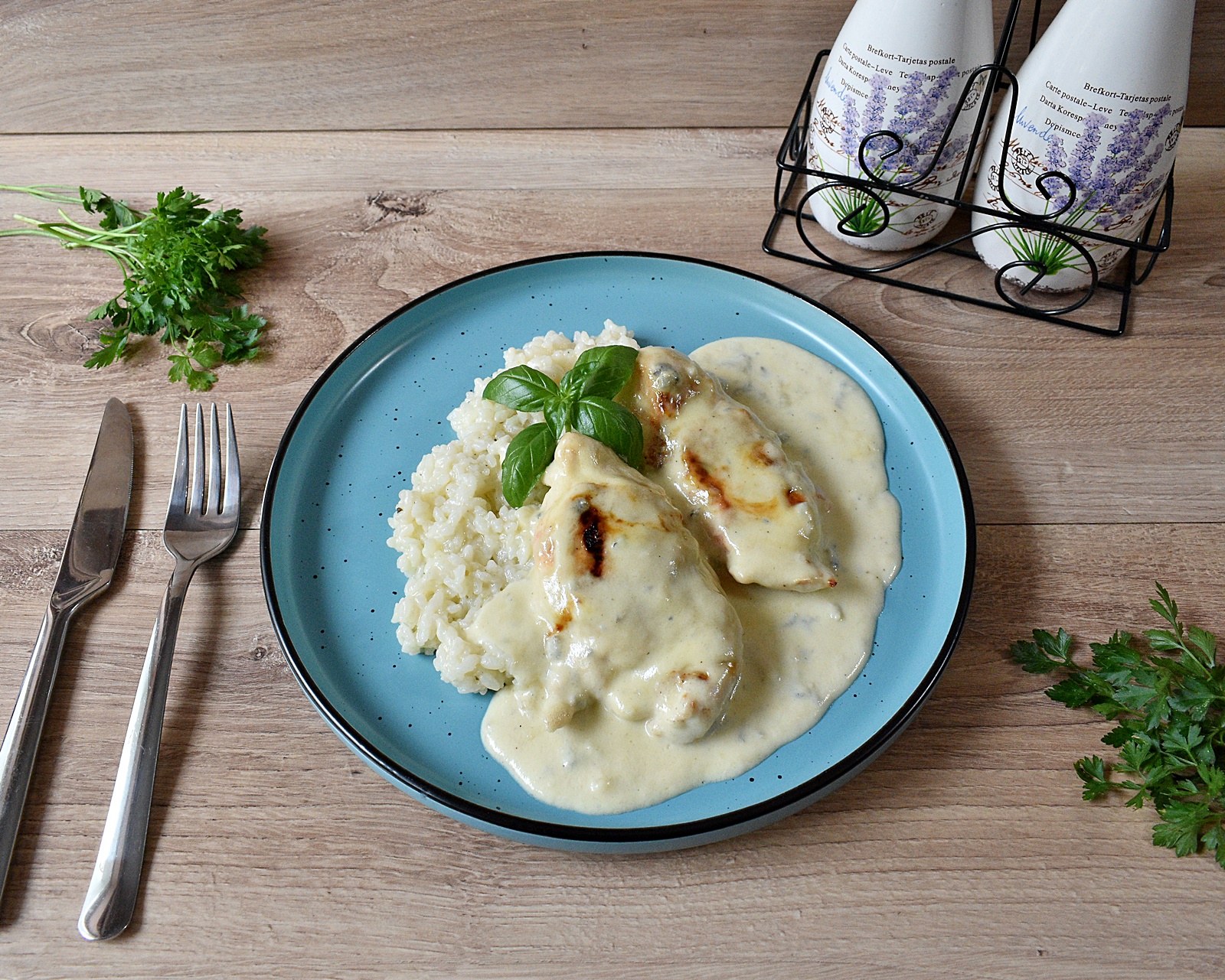 Piept de pui cu sos gorgonzola si smantana de gatit