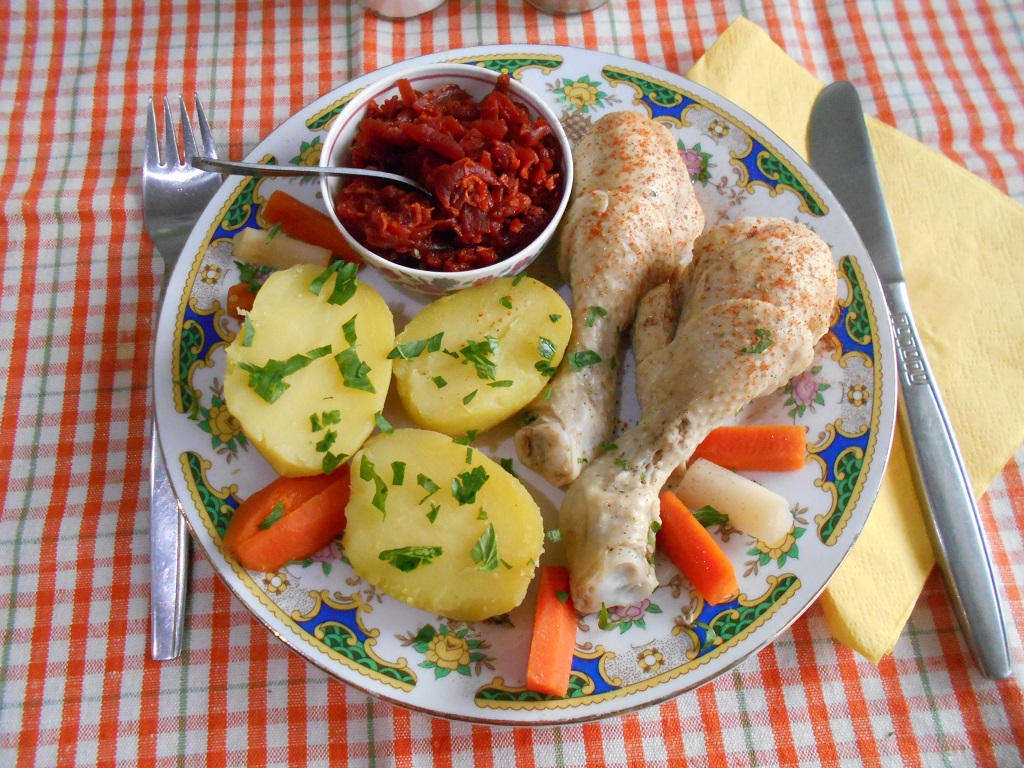 Rasol de pui, cu legume natur si salata de sfecla rosie