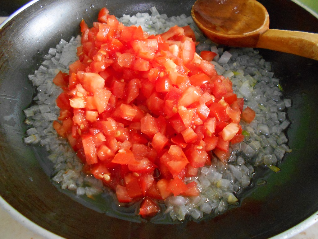 Ciorba de legume, cu galuste de gris si suc de rosii