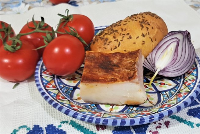 Slanina cu usturoi si boia, fiarta in zeama de varza acra