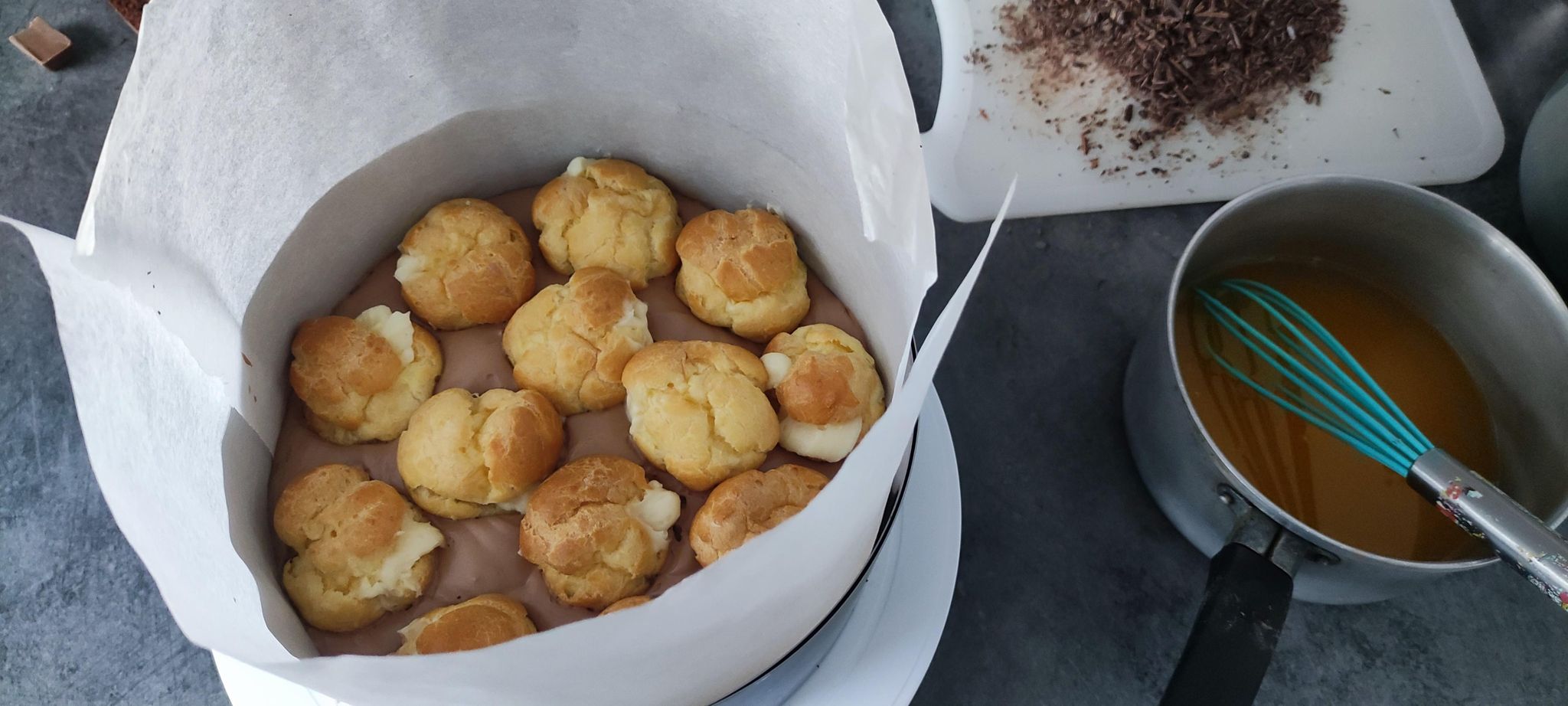 Desert tort profiterol cu ciocolata si portocale