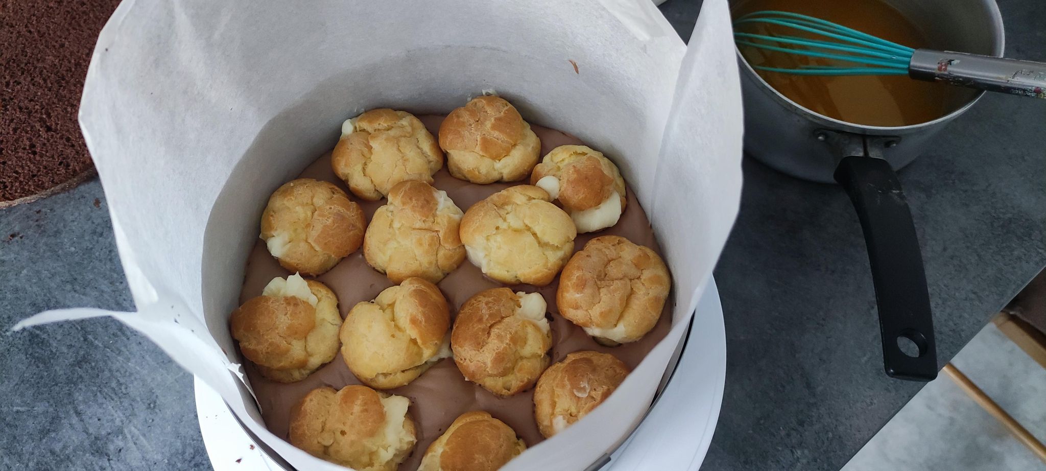 Desert tort profiterol cu ciocolata si portocale