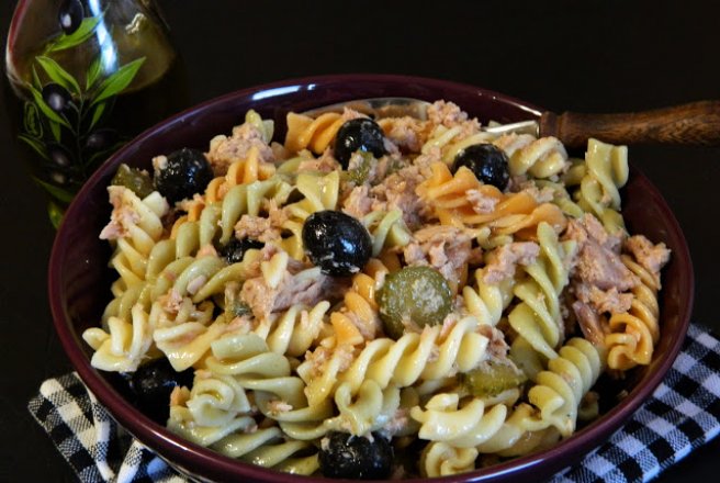 Salata de fusilli tricolore cu ton si castraveti acri