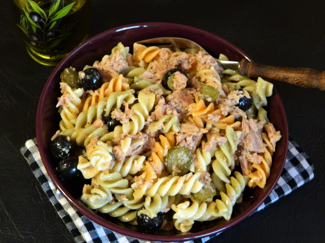 Salata de fusilli tricolore cu ton si castraveti acri