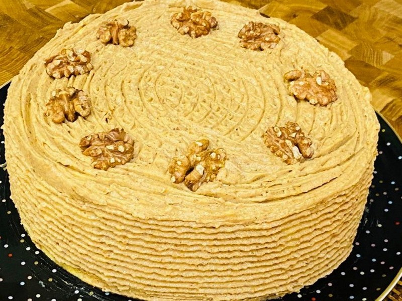 Desert tort cu foi de bezea, crema de vanilie si nuci coapte