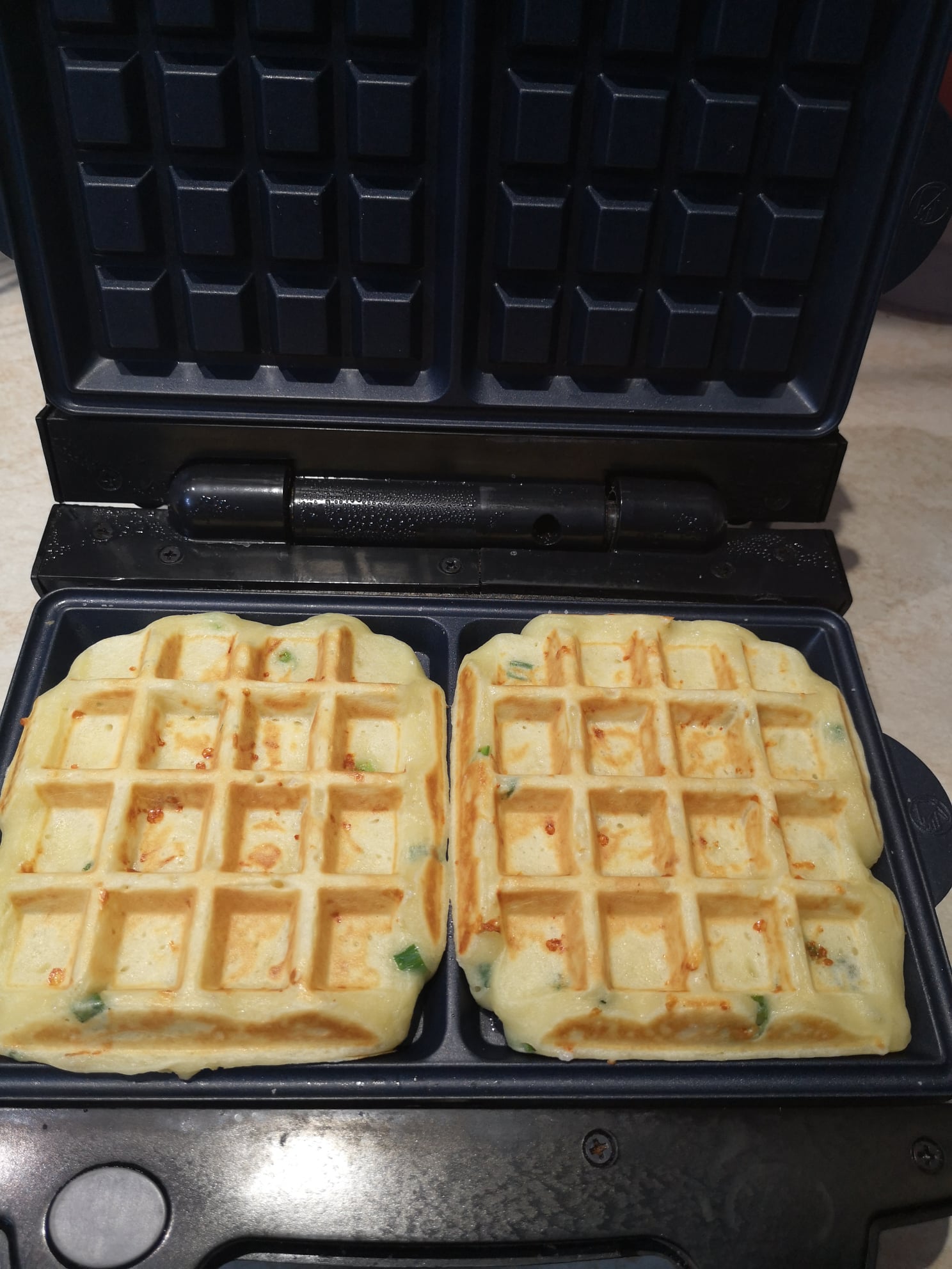 Aperitiv waffle cu cascaval si ceapa verde