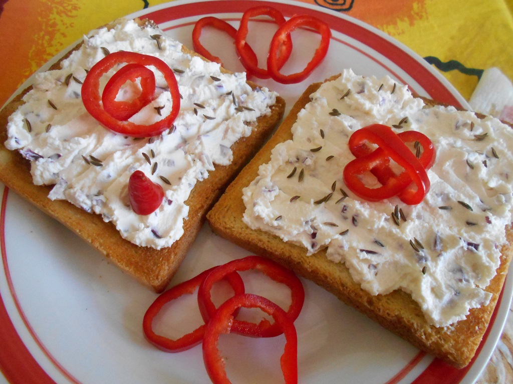 Aperitiv pasta tartinabila din branza de vaci, cu ceapa rosie si chimen