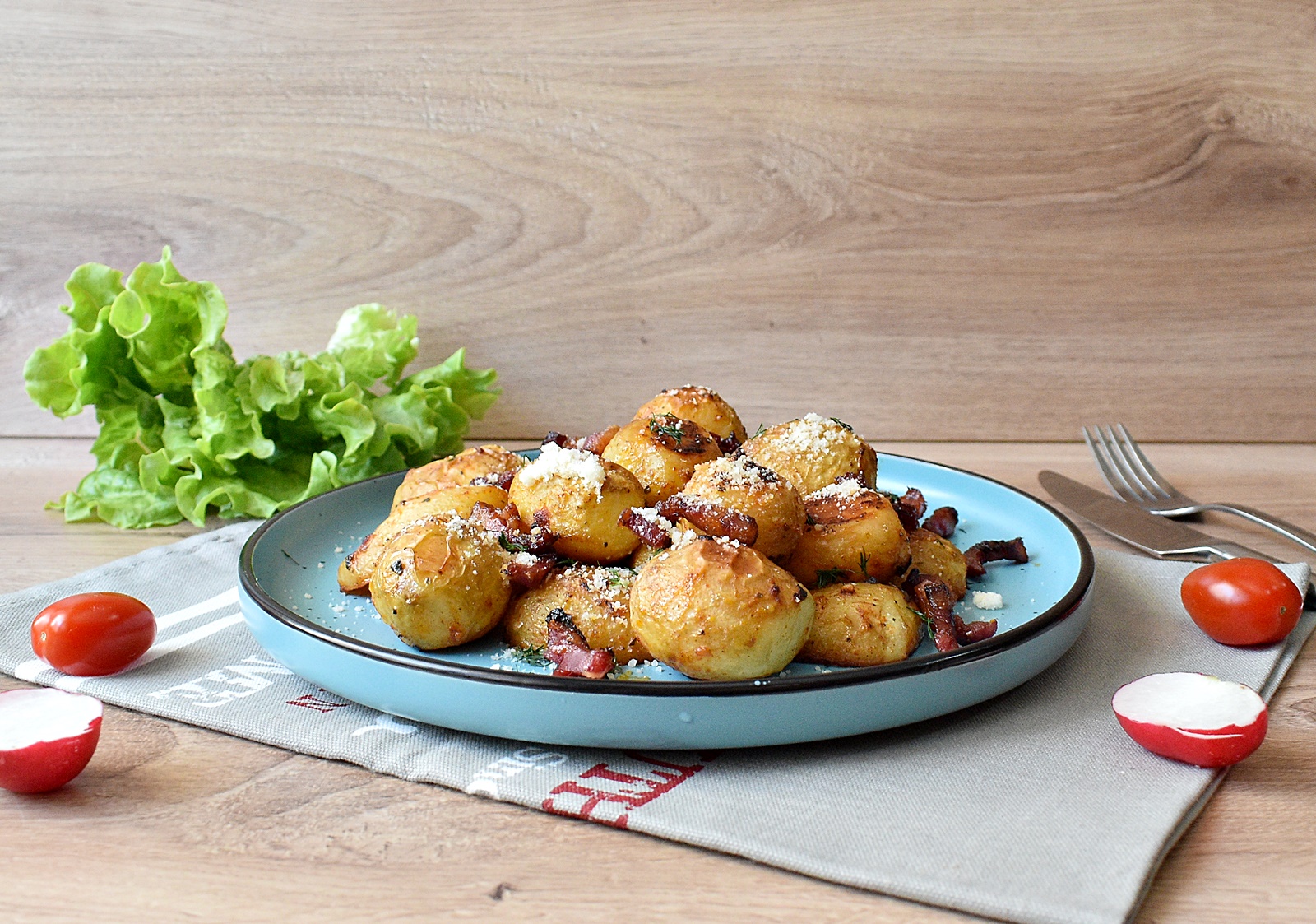 Cartofi noi la cuptor cu bacon si parmezan