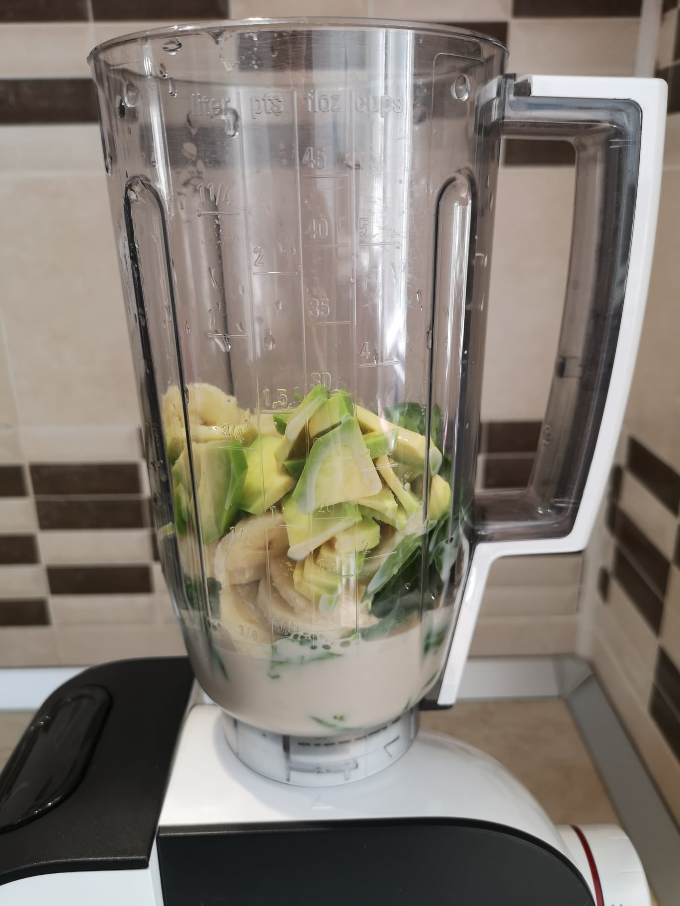 Smoothie cu avocado, spanac si banana