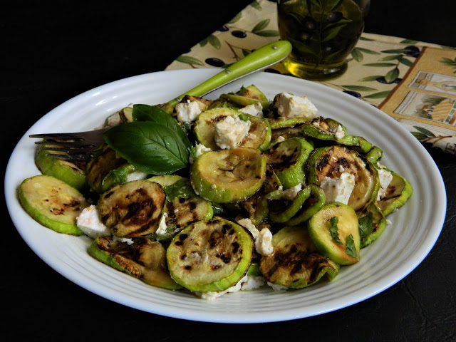 Salata de dovlecei la gratar cu branza de capra