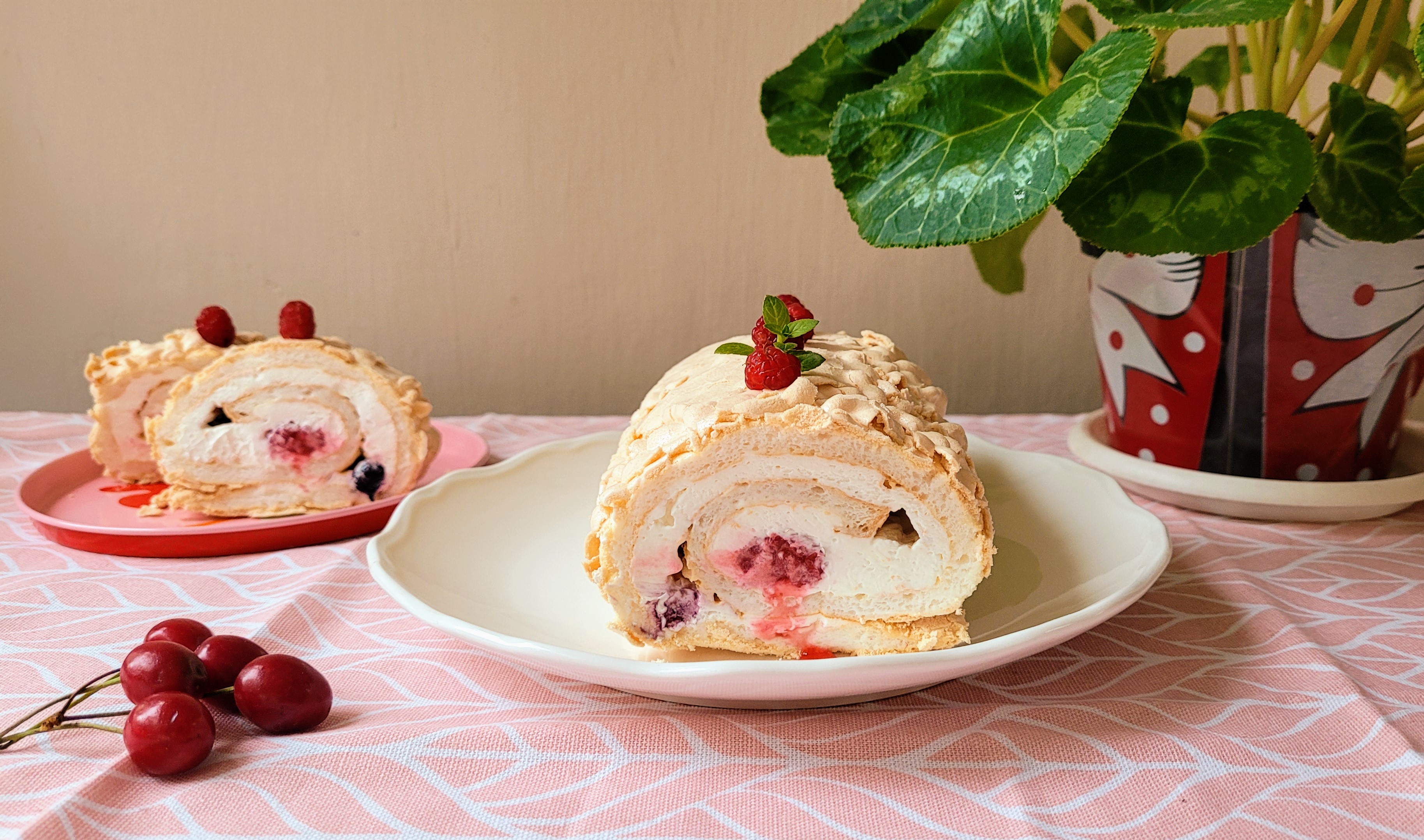 Rulada Pavlova, un desert delicios cu fructe