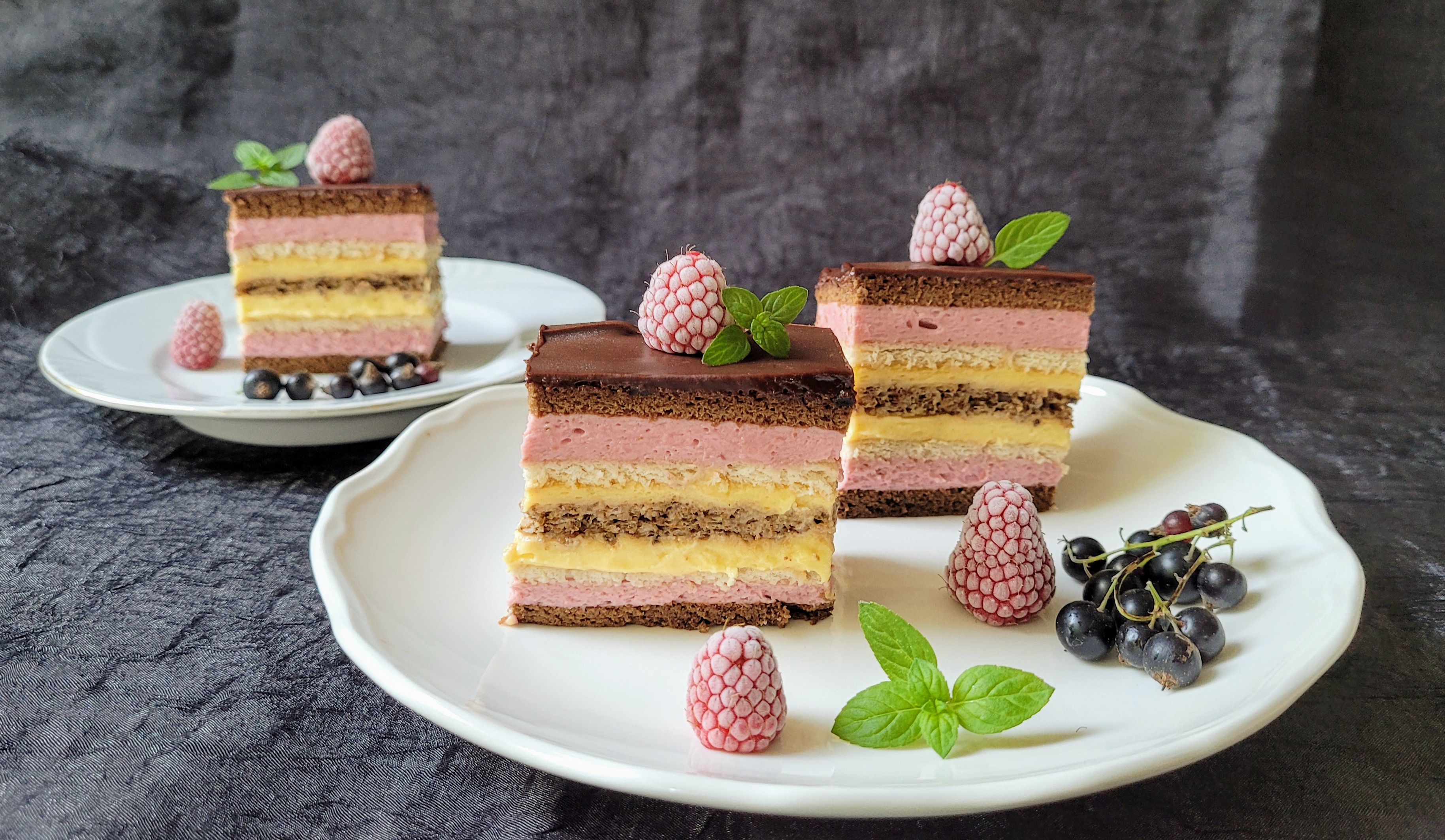 Desert prajitura in straturi, cu crema de zmeura si vanilie