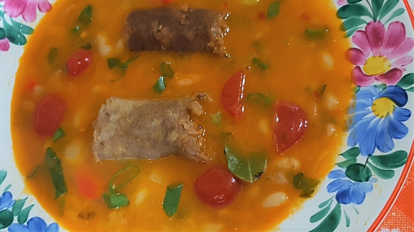 Ciorba de fasole boabe cu carnat afumat de casa