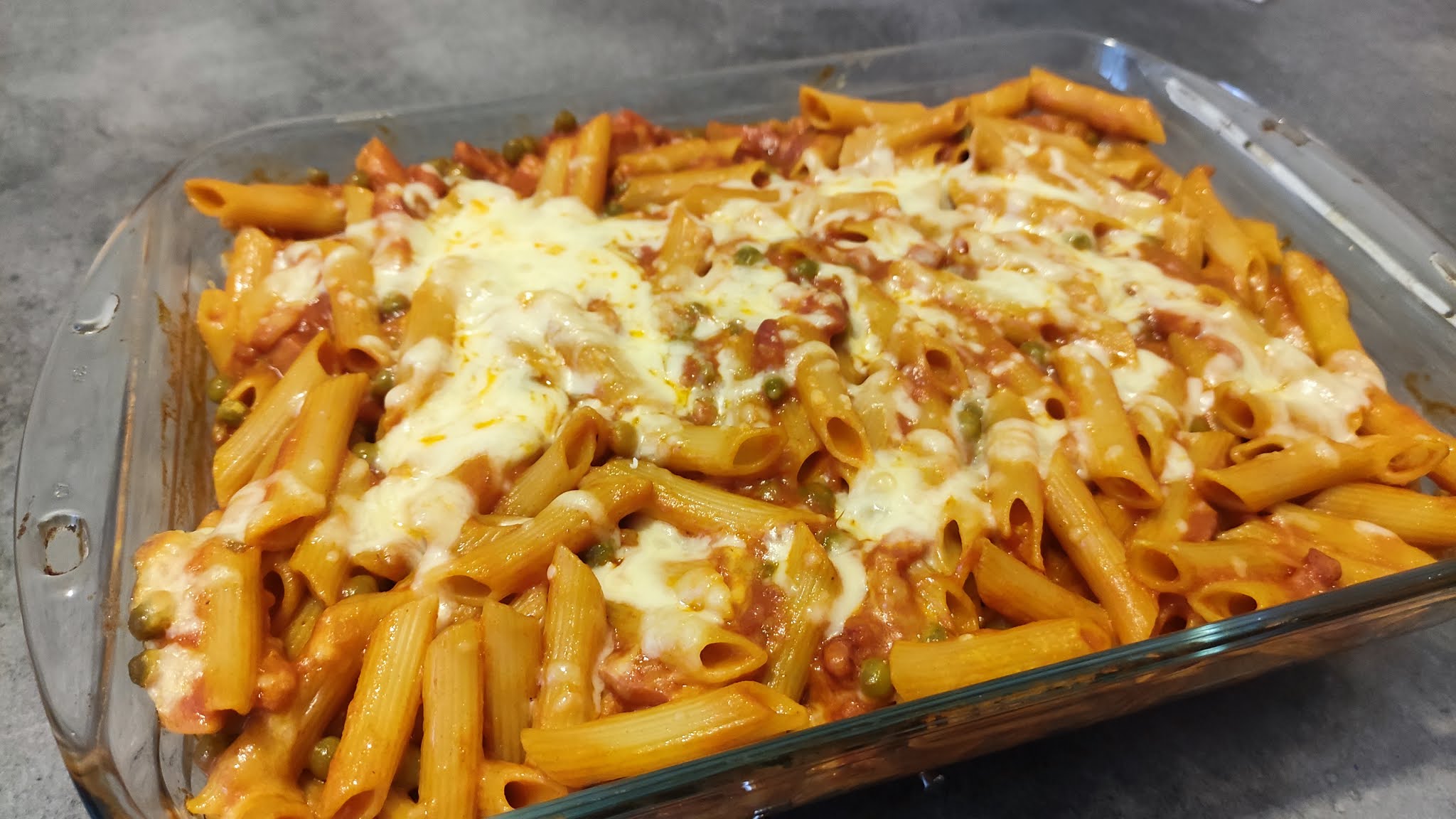 Paste (penne) cu bacon, mazare si suc de rosii