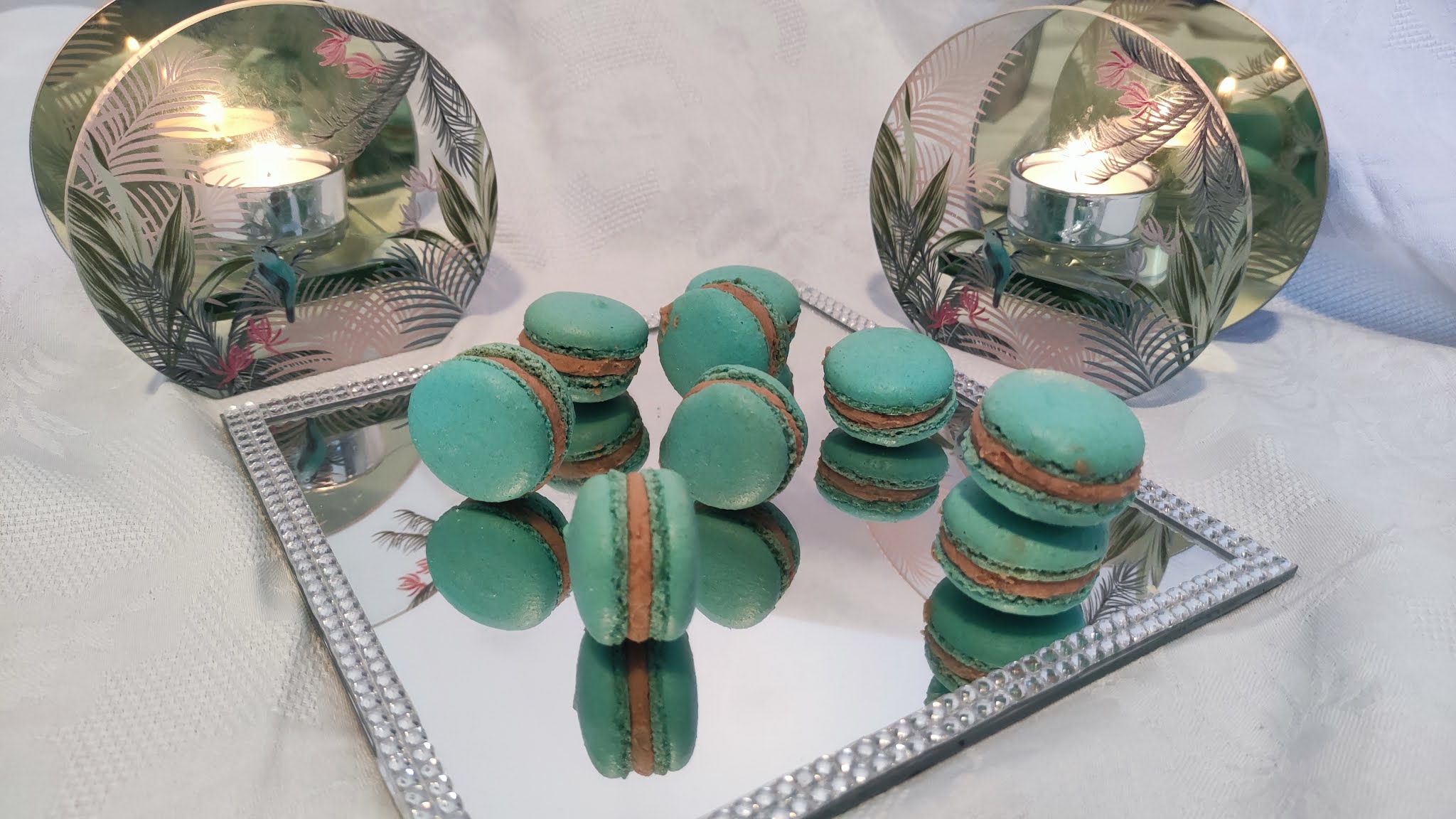 Desert macarons cu ganache de ciocolata cu aroma expresso si rom