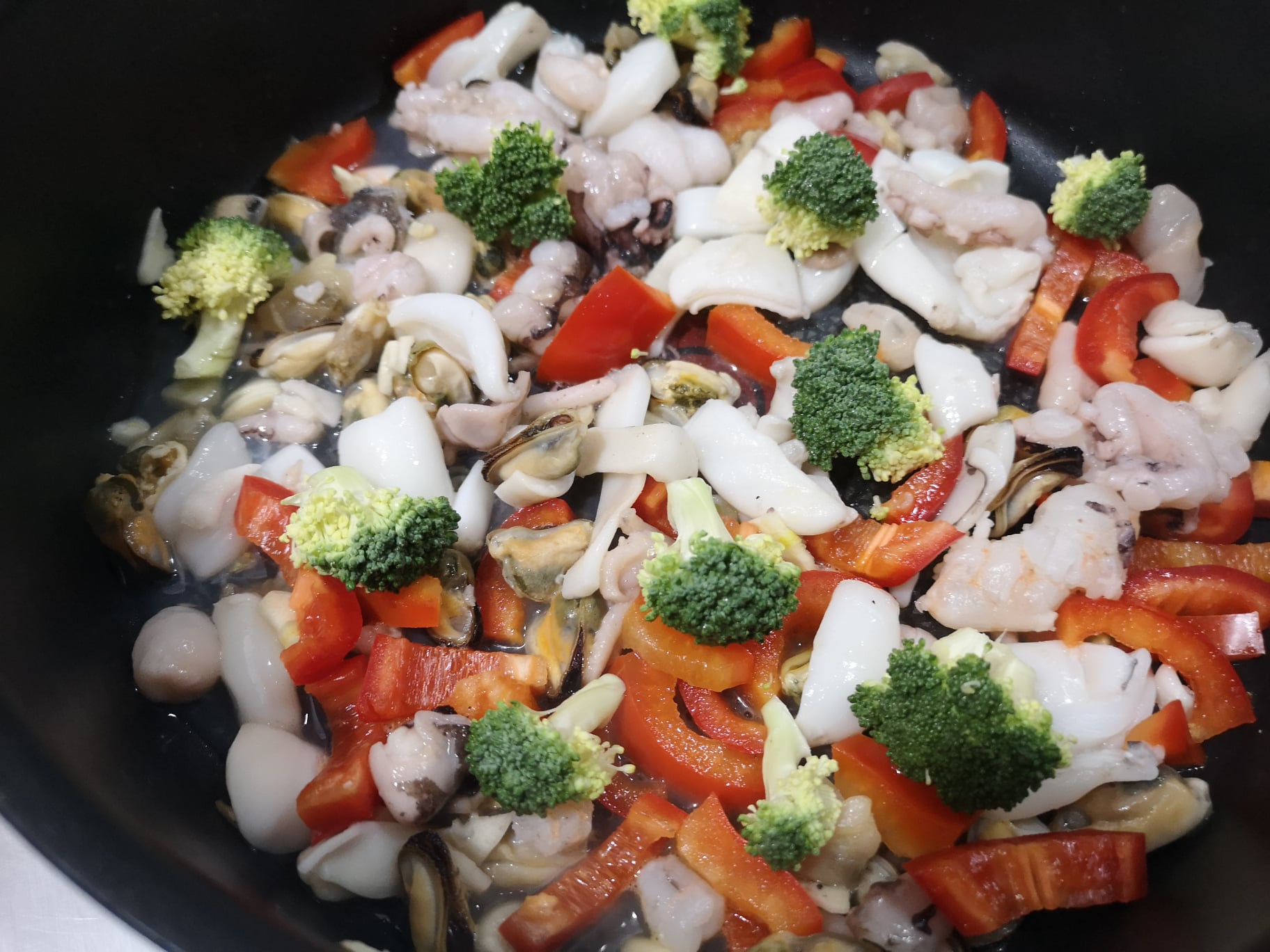 Paste cu fructe de mare, broccoli si rosii cherry