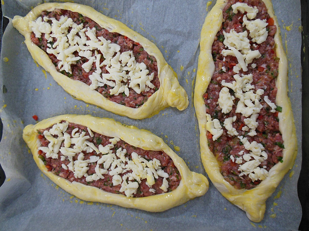 Pide cu carne tocata (pizza turceasca)