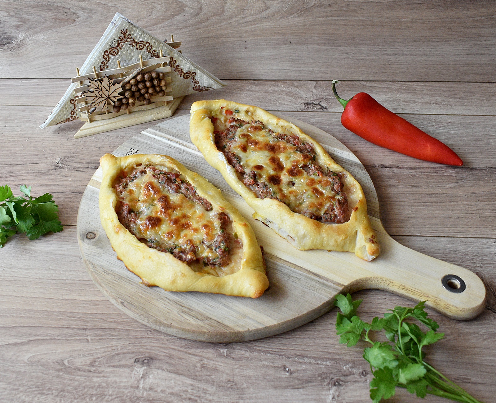 Pide cu carne tocata (pizza turceasca)