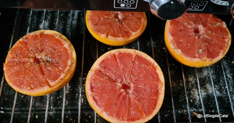 Grapefruit la cuptor cu sirop de artar si cimbru (low carb)