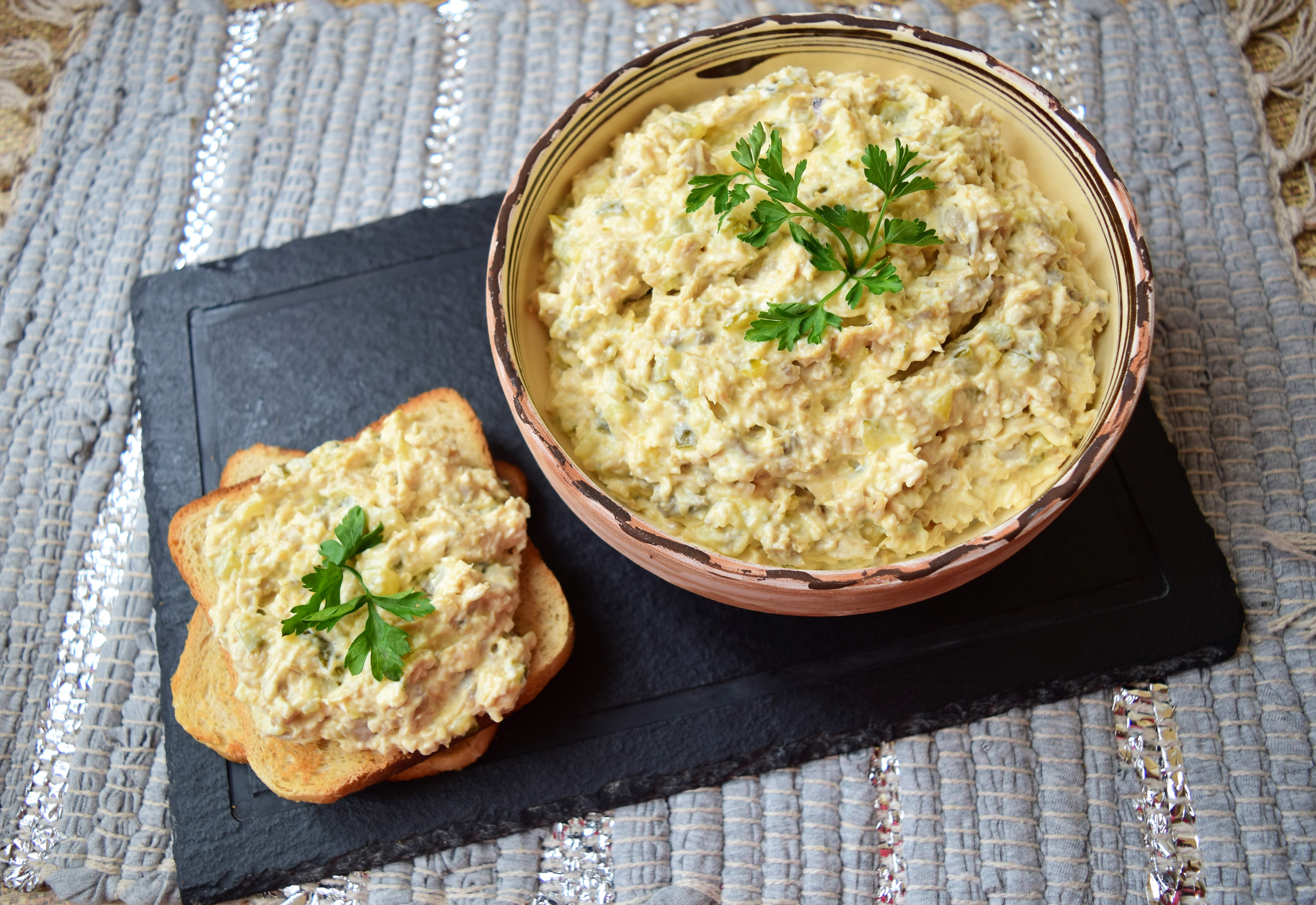 Salata de ciuperci cu piept de pui si maioneza, un aperitiv spornic si gustos