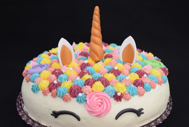 Desert tort unicorn cu capsuni, mure si bezea elvetiana