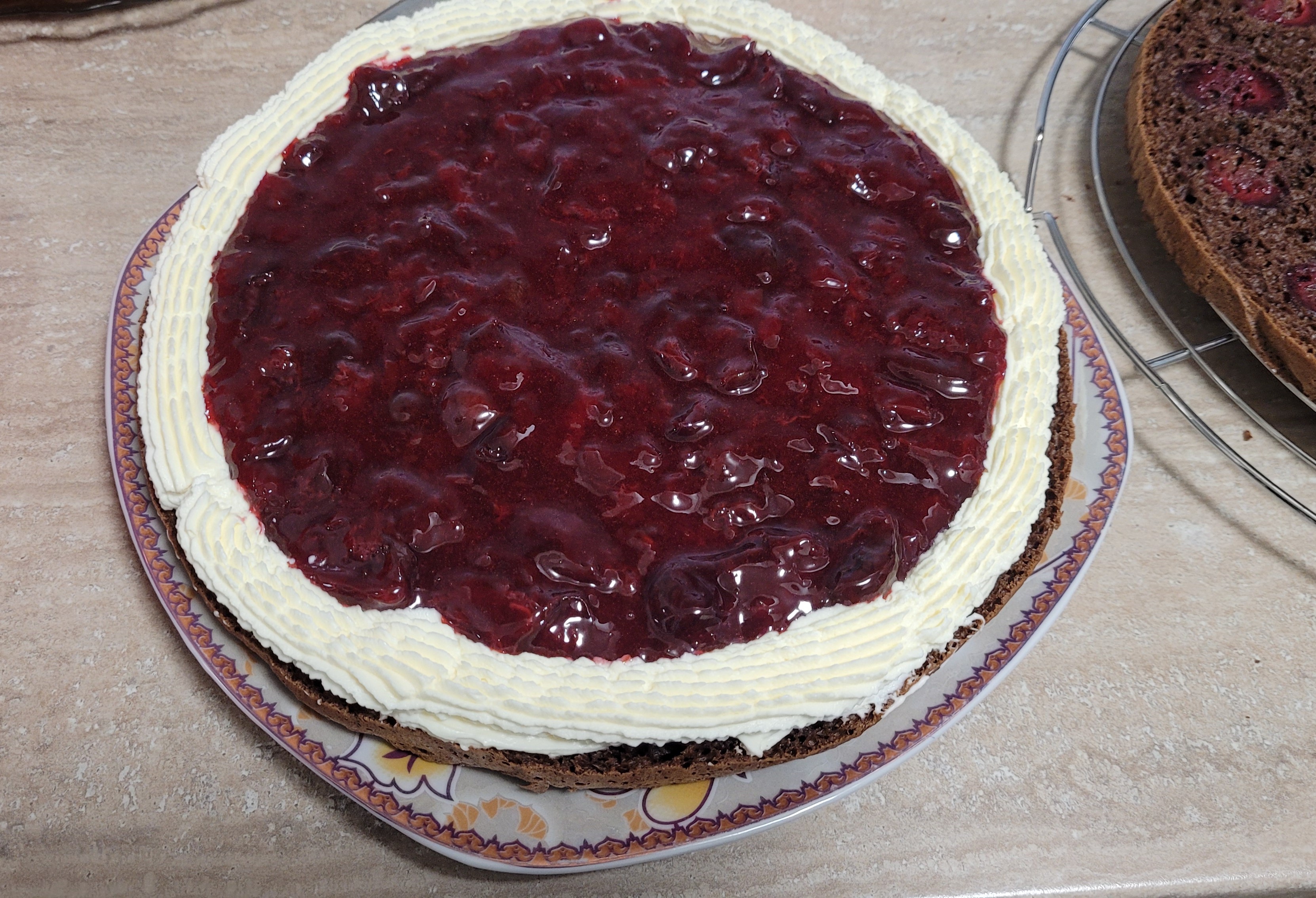 Desert tort cu mascarpone si jeleu de cirese