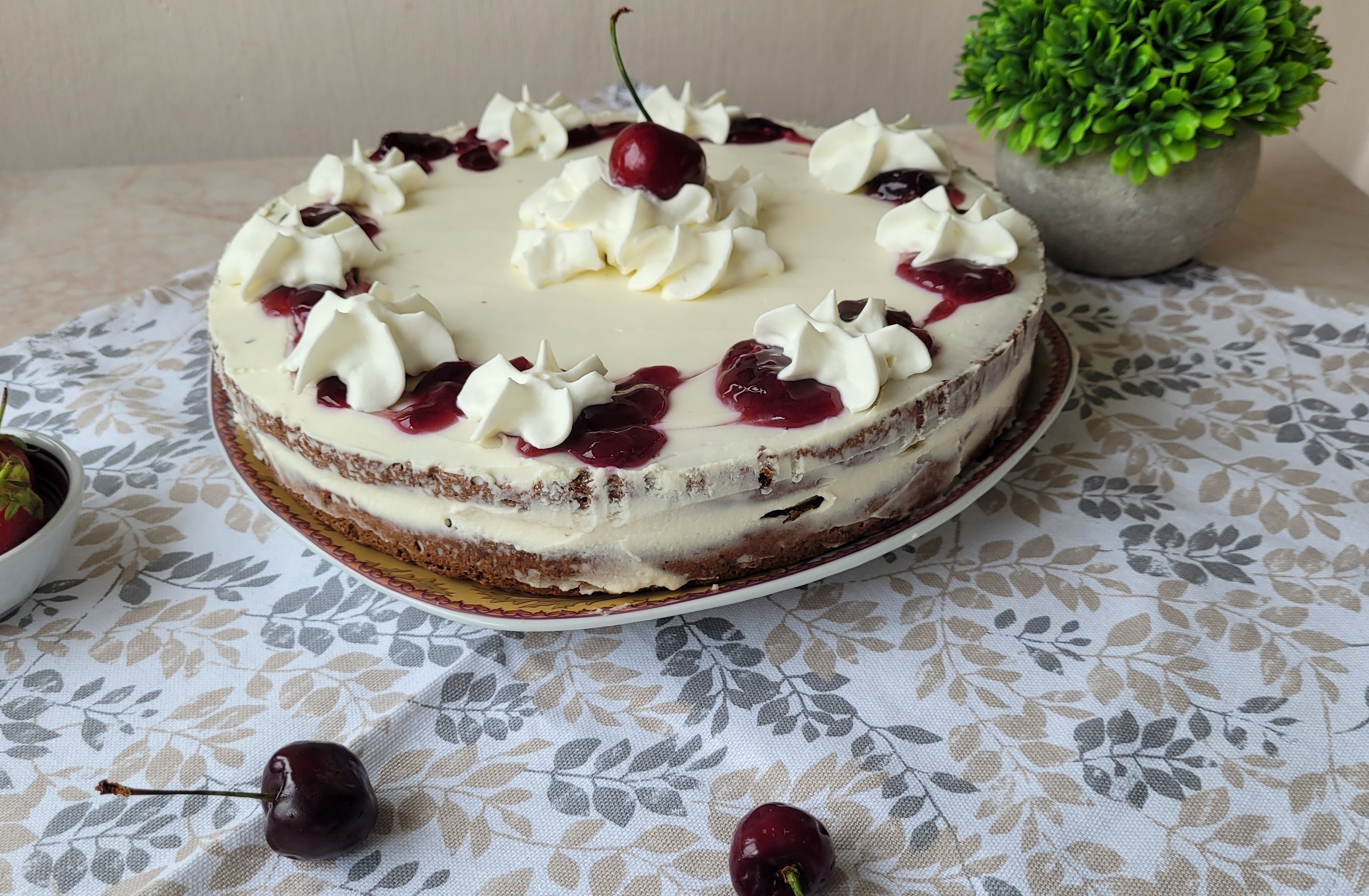 Desert tort cu mascarpone si jeleu de cirese