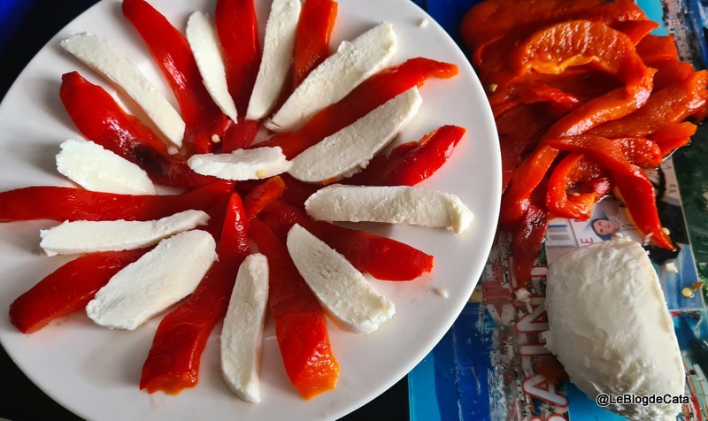 Salata de ardei copti cu capsuni si mozzarella